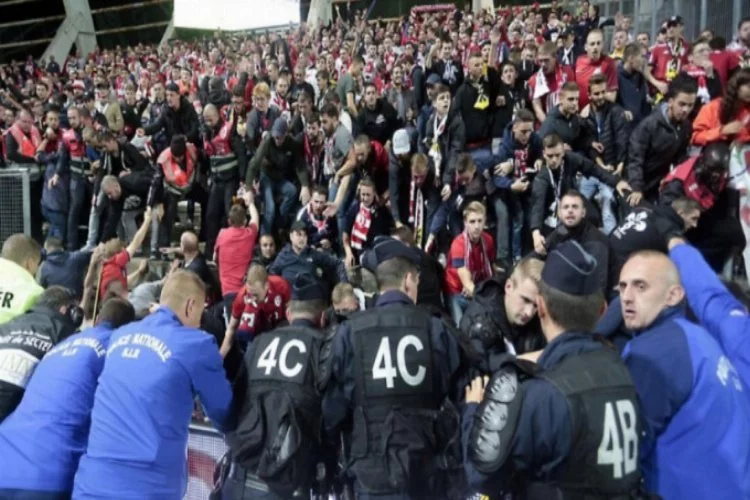 Amiens-Lille maçında tribün çöktü