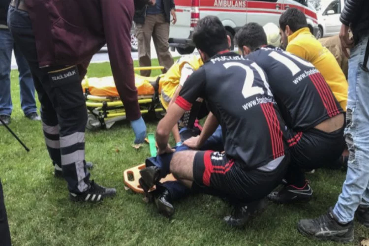 Minibüsteki yaralılara ilk yardım futbol sahasından geldi