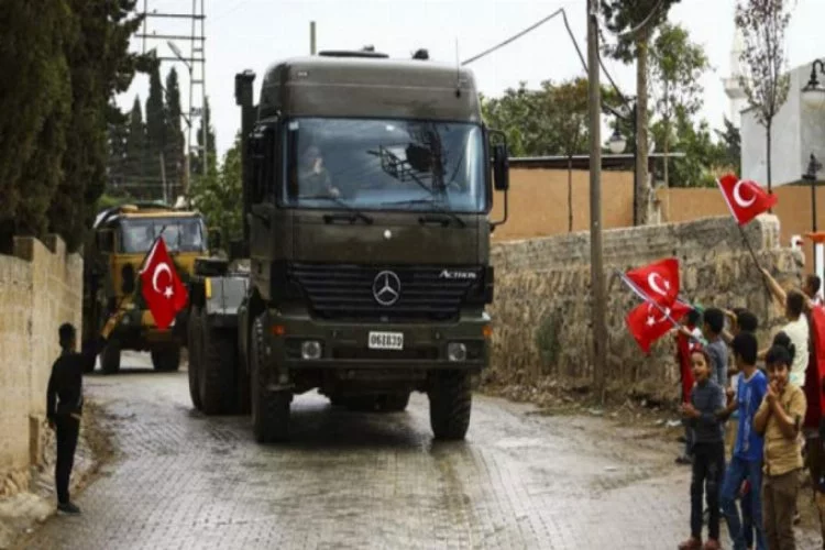 Türk askeri bayraklarla karşılandı