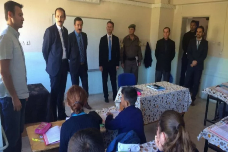 Bursa'da Kaymakam Karabektaş okulları geziyor