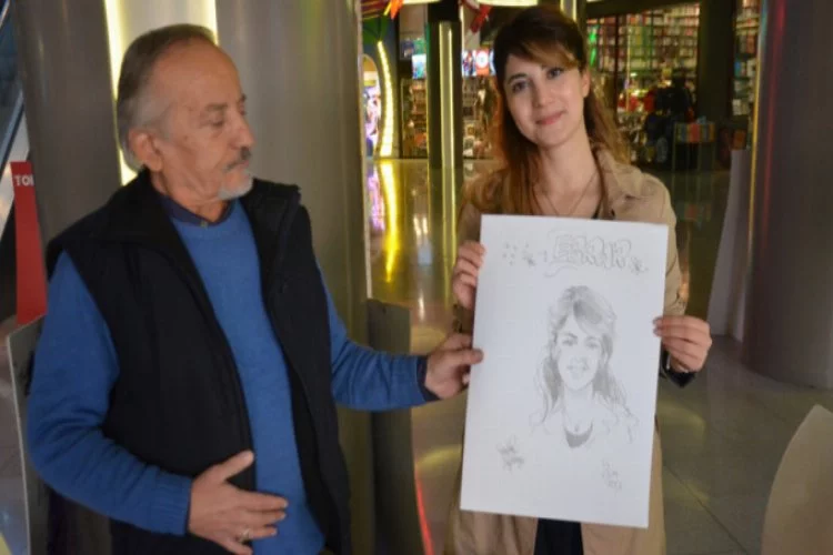 Bursalı karikatürist 5 liraya portre çiziyor