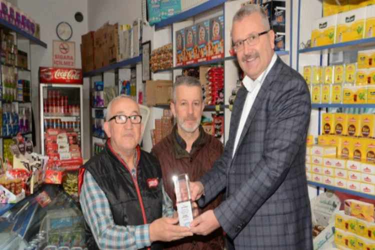 Bursa'da 57 yıllık "bakkal amca"ya ödül
