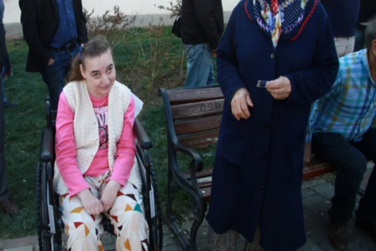 Çavuşoğlu'ndan engelli kıza araba sözü