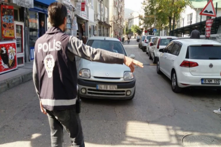 Bursa'da polis okul önlerinde operasyon düzenledi