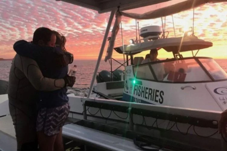 Genç kızı köpek balığı saldırısından babası kurtardı