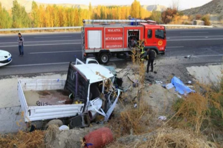 İşçileri taşıyan kamyonet kaza yaptı: 2 ölü, 2 yaralı