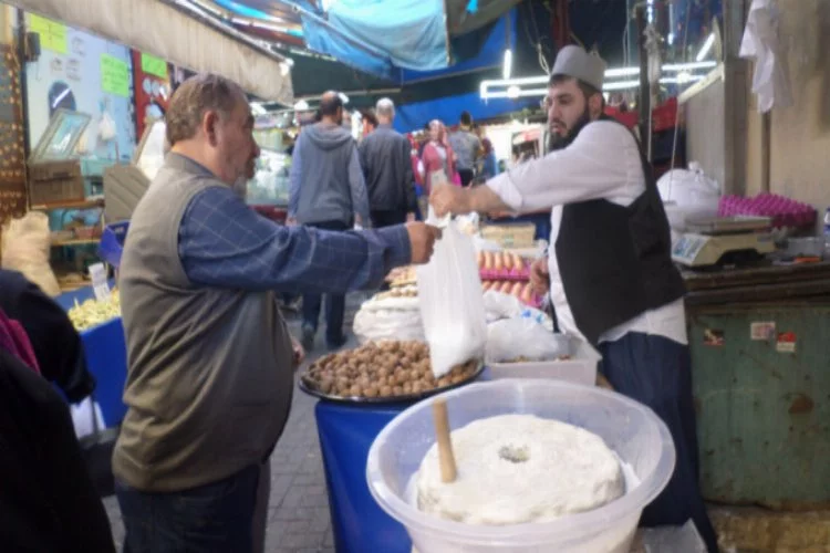 Bursa'da el değirmeninde kaya tuzu öğütüp satıyor