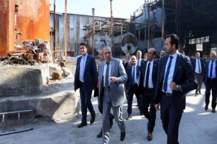 Mustafa Dündar yanan fabrikayı ziyaret etti