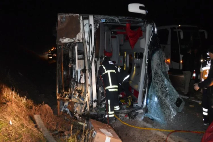 Bursa'da yolcu otobüsü kamyona çarptı... Ölü ve yaralılar var