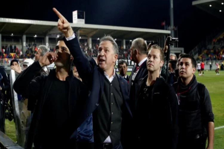 Göztepe-Beşiktaş maçında Emniyet Müdürü sahaya girdi