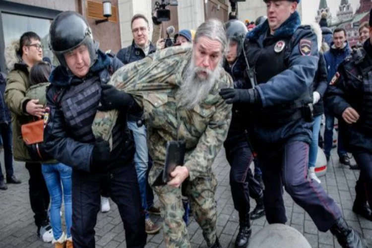 Putin karşıtı gösteri Moskova'yı karıştırdı: 380 gözaltı