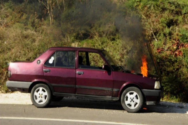 Otomobil alev aldı, yardıma gelenlerde yangın tüpü bulunamadı