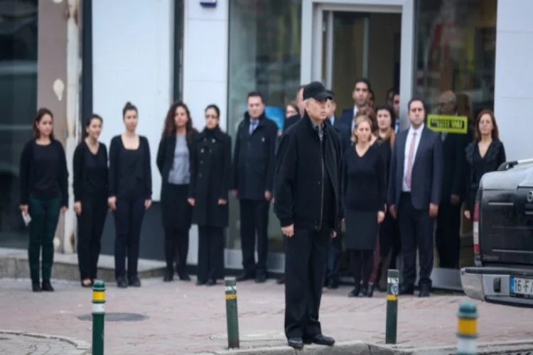 Bursa'da Ata'ya saygı duruşu