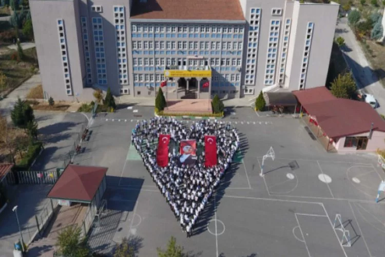 Bursa'da 613 öğrenci, kalp figürü ile Atatürk'ü andı
