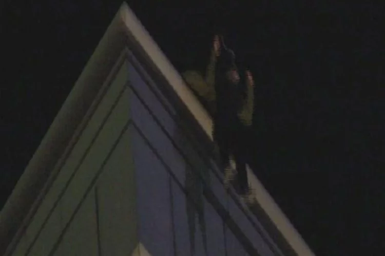 Otelin çatısına çıkan kadın kendini boşluğa bıraktı