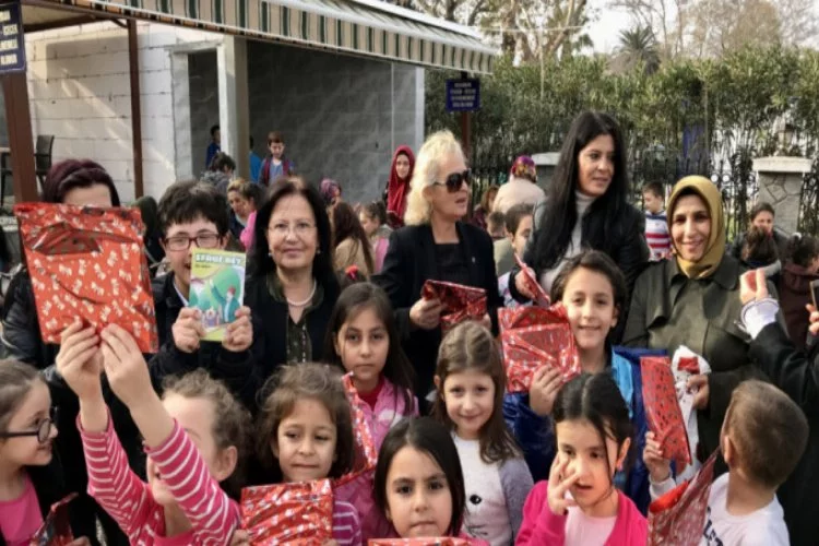 Bursa'da AK Partili kadınlar çocuklara kitap dağıttı
