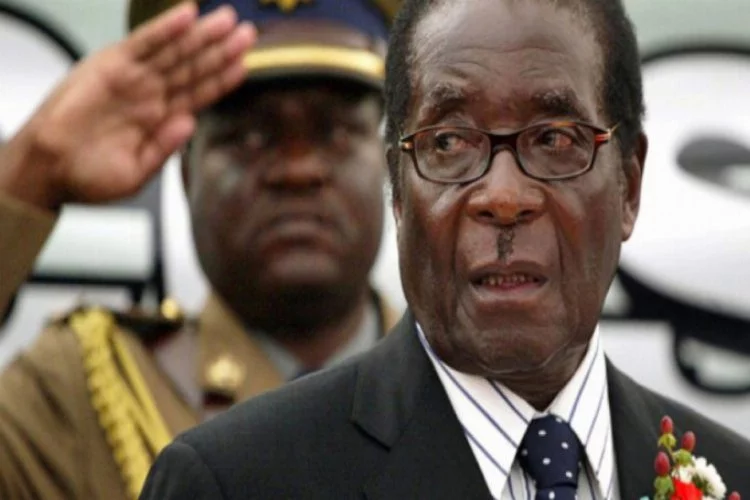 Darbeyle devrilen Mugabe istifa etti