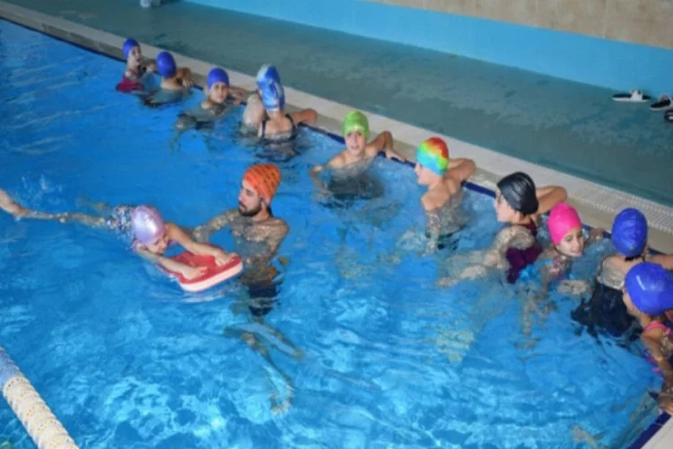 Bursa'da kırsal mahallelerdeki çocuklar yüzme öğreniyor