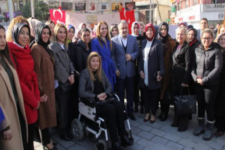 Bursa'da  'şiddete karşı sevginin el izi' etkinliği