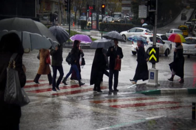 Bursa'da kuvvetli yağış hayatı olumsuz etkiledi