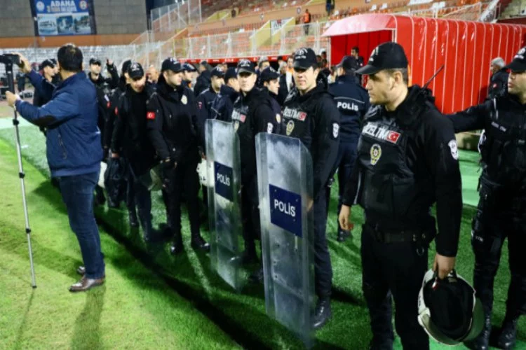 Bursaspor maçı sonrası saha karıştı! Tribünden edilen küfürlere...