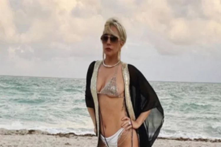 Lady Gaga'dan cesur plaj pozları