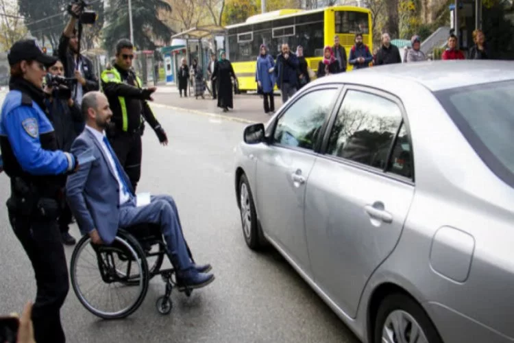 Bursa'da engelliler, farkındalık oluşturmak amacıyla polislerle broşür dağıttı