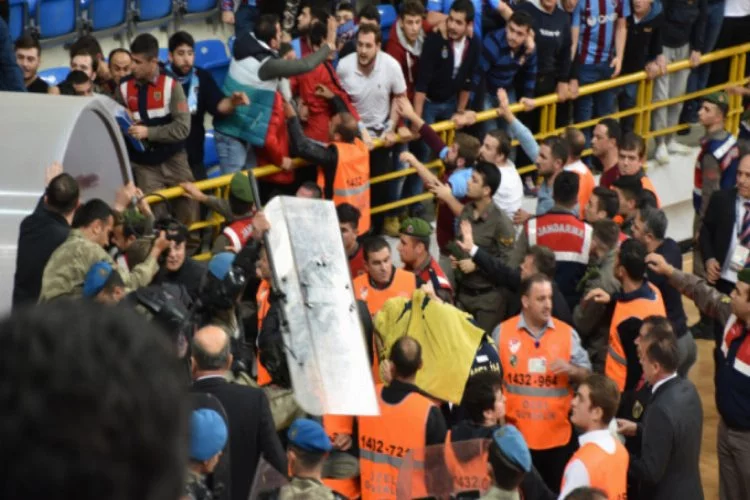 Trabzonspor - F.Bahçe maçında olay! Saha bir anda karıştı