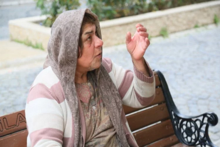 Sokakta yaşayan yaşlı kadın yardımı reddediyor