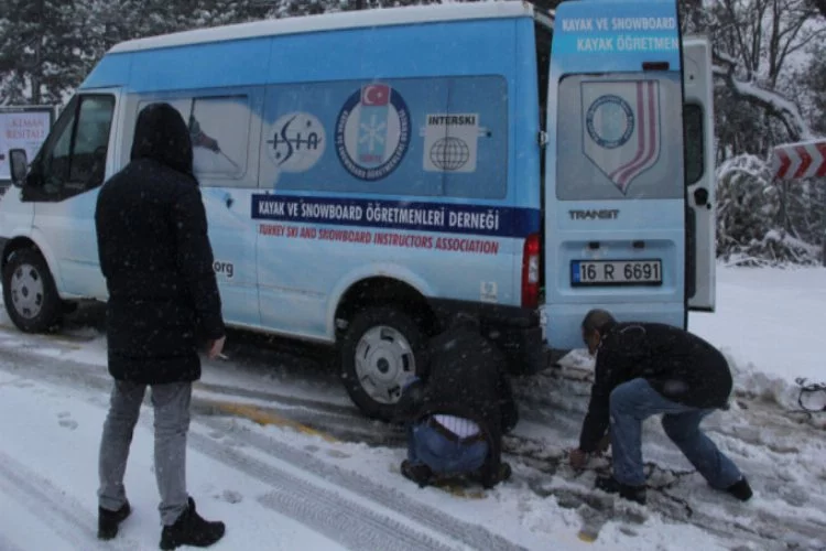 Bursa'nın yüksek kesimlerine kar yağdı, zincircilerin yüzü güldü