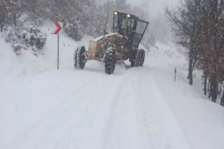 Aşırı kar yağışı nedeniyle Bursa'nın o ilçesinde  yollar kapandı