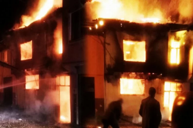 Bursa'da korkutan yangın! Alevler yandaki eve sıçradı