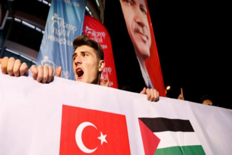 Bursa'da on binler ABD ve İsrail'i protesto etmek için meydanlara dökülüyor