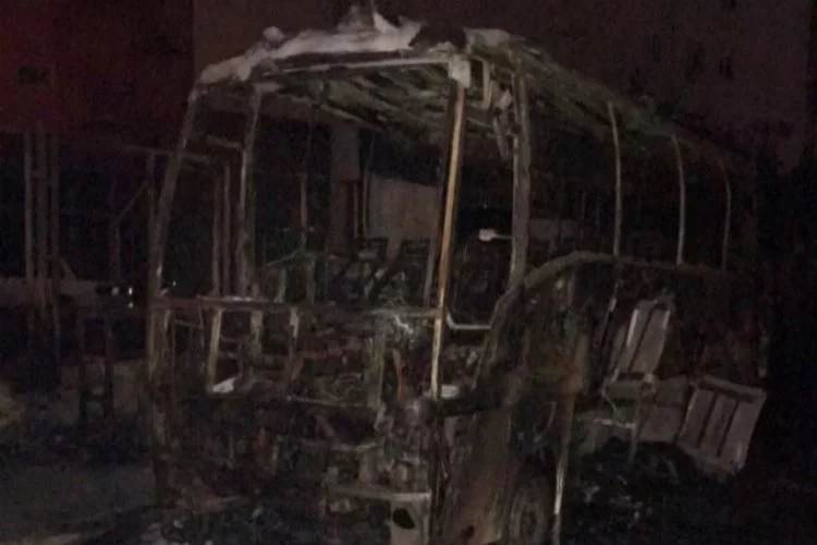 Otobüs alev alev yandı... Geriye sadece iskeleti kaldı