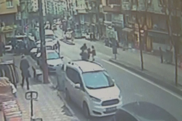 Bursa'da motosikletin çarptığı çocuk havaya fırladı