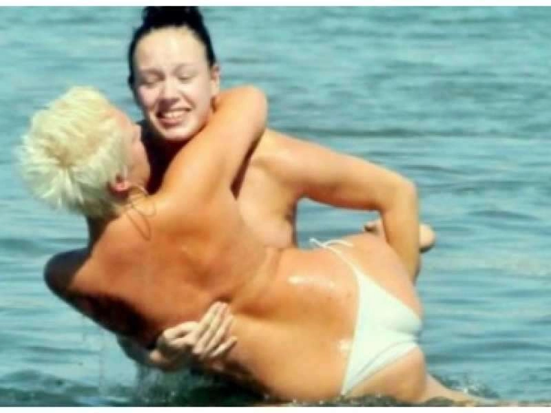 Birbirinden seksi kızlar plajları kasıp kavurdu