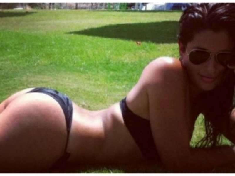 Seksi Arap kızlarının bikinili fotoğrafları Facebook'u karıştırdı