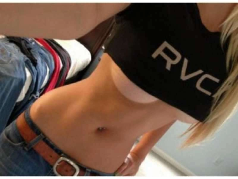 Twitter'ın göğüslerini teşhir etmeyi seven seksi kızları