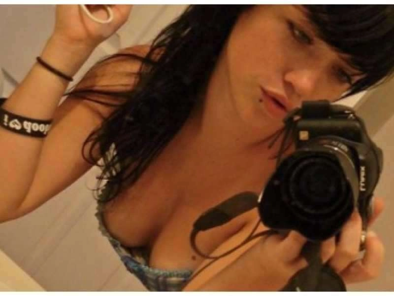 Aynanın önünde çıplak fotoğraflarını çeken Twitter kızları