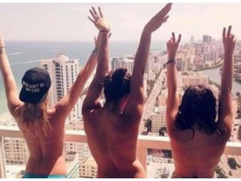 Instagram'da son trend üstsüz sırt pozu