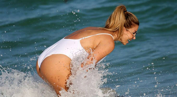 Genç modellere taş çıkardı