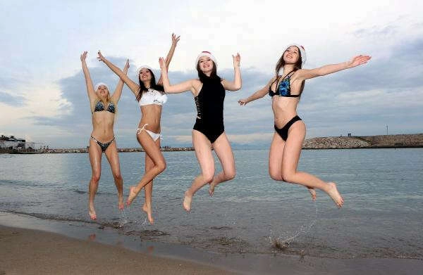 Rus güzeller yeni yıllı Türkiye'de denize girerek kutladı