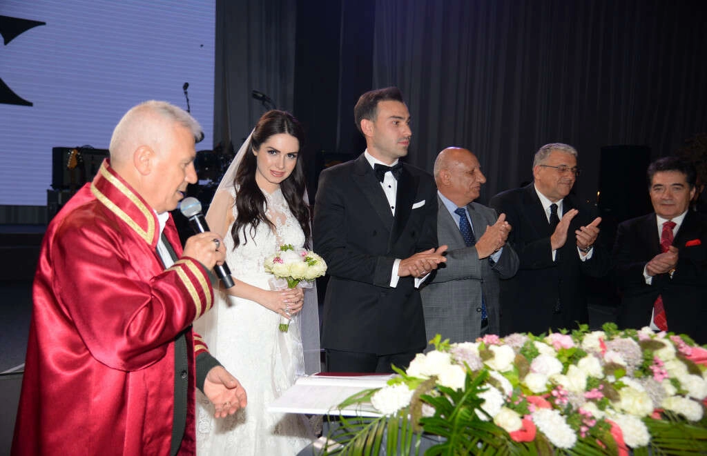 Bursalı çiftin nikahında ünlü şarkıcı Gülşen sahne aldı