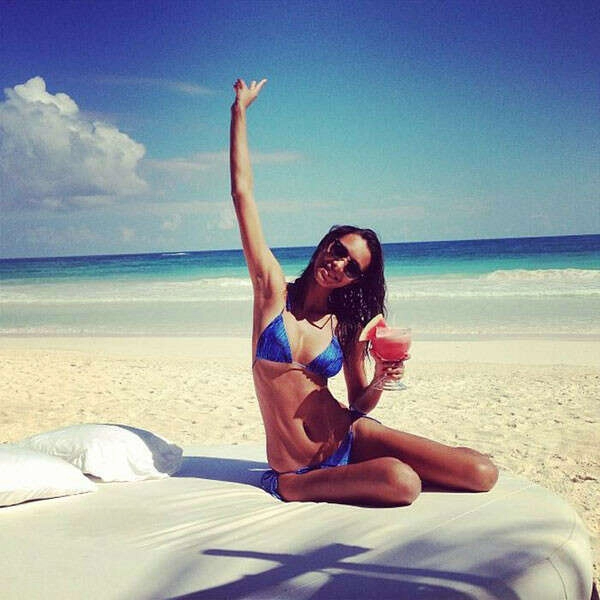 Victoria's Secret'ın eski meleği plajı yaktı