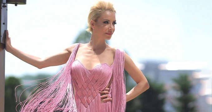 Seksi sunucu Öykü Serter yatak pozunu paylaştı