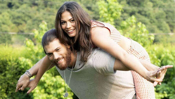 Demet Özdemir Can Yaman'la aşk mı yaşıyor!