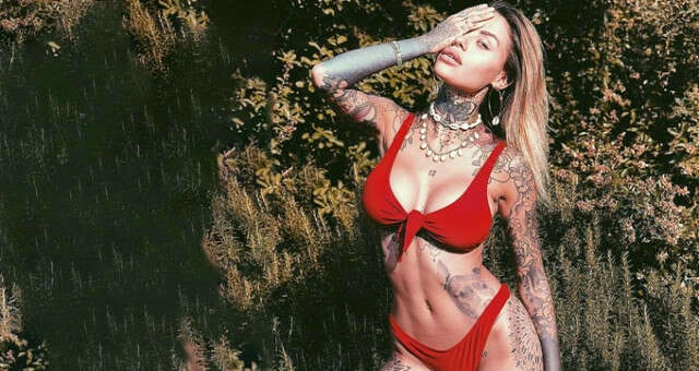 Ünlü futbolcu gönlünü dövmeli güzele kaptırdı