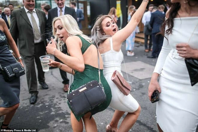 İngilizler, Kutsal Kadınlar Günü kutlamasında kendilerinden geçti!