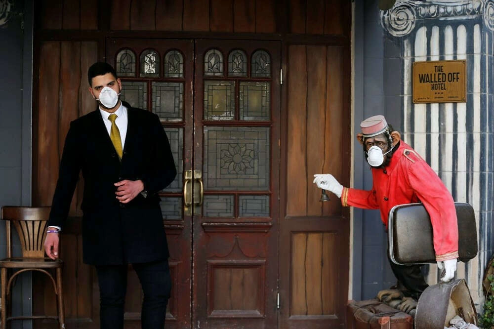 Sanatçı Banksy'den corona virüs mizahı