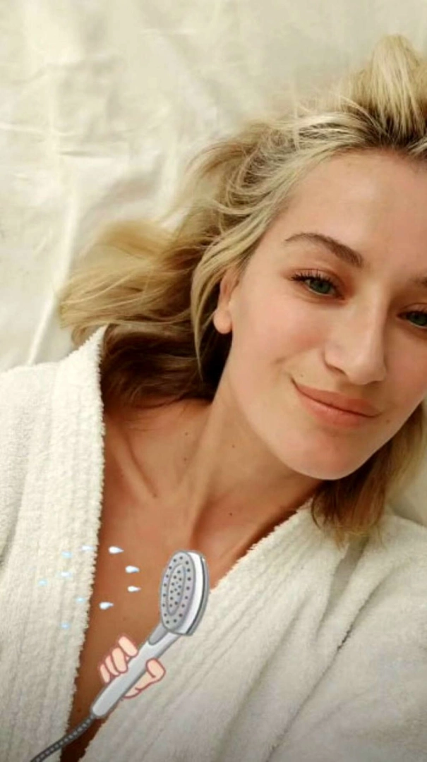 Duştan hemen önce paylaştı! Cesur model bornozlu yatak pozları